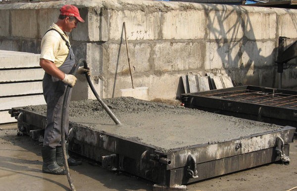 Уплотнение бетонной смеси вибраторами